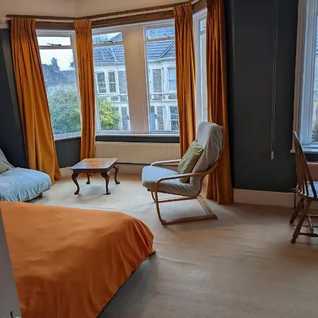 First Floor Apartment In Victorian House Bristol